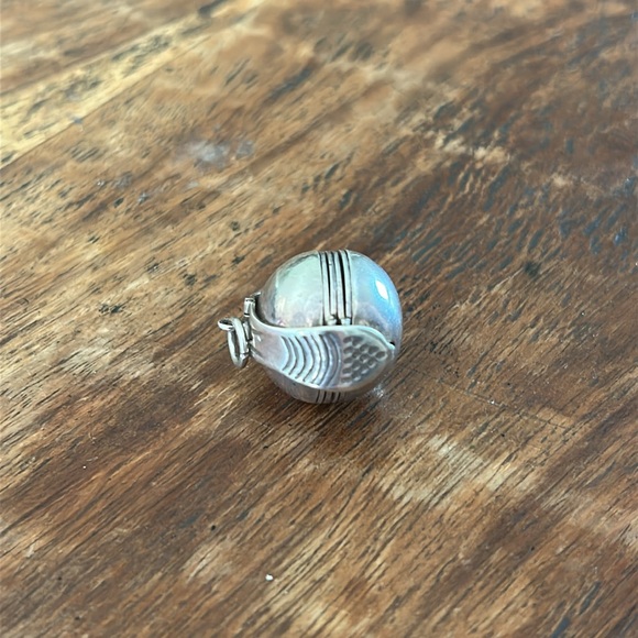 Elegant Silver Accordion Locket Necklace - Picture 6 of 7